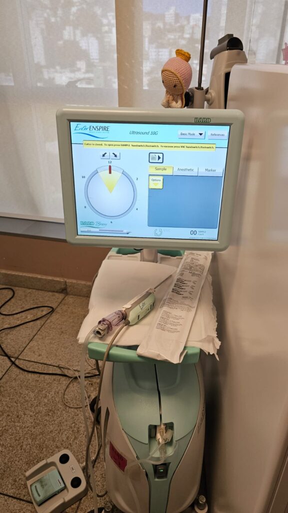 Sistema de biópsia a vácuo EnCor Enspire com a agulha da mamotomia acoplada e o monitor de controle do procedimento